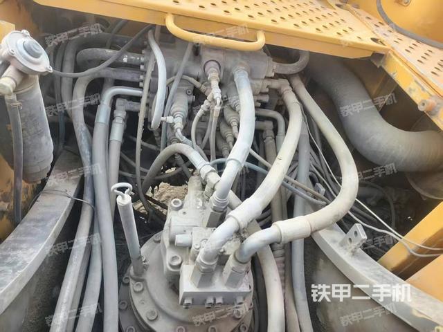 回轉馬達和主控閥(整機外觀) 回轉馬達和主控閥(整機外觀)