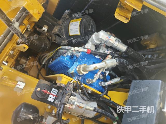 回轉(zhuǎn)馬達(dá)和主控閥(整機(jī)外觀) 回轉(zhuǎn)馬達(dá)和主控閥(整機(jī)外觀)