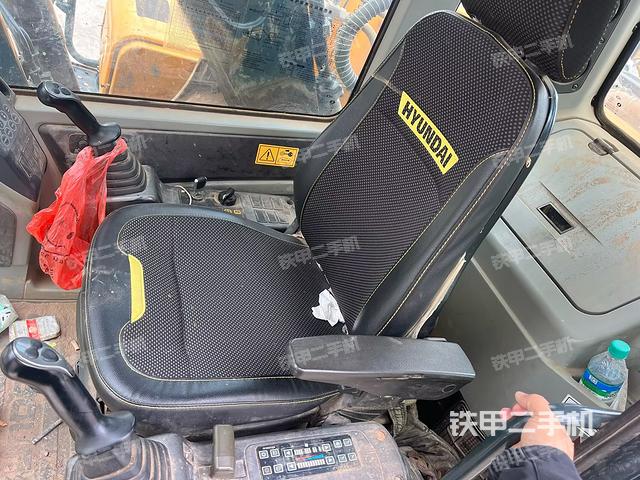 駕駛室整體(整機(jī)外觀) 駕駛室整體(整機(jī)外觀)