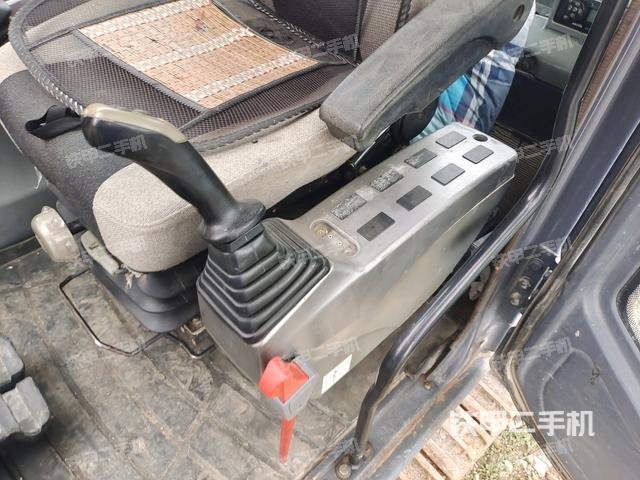 行走控制手柄和踏板?俯拍(駕駛室部分) 行走控制手柄和踏板?俯拍(駕駛室部分)