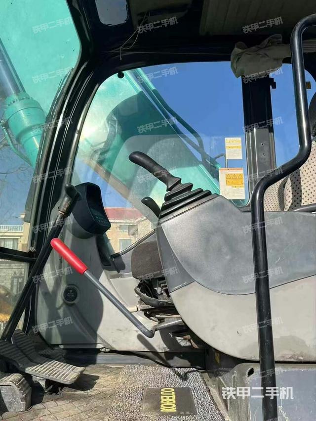 駕駛室整體(整機(jī)外觀) 駕駛室整體(整機(jī)外觀)