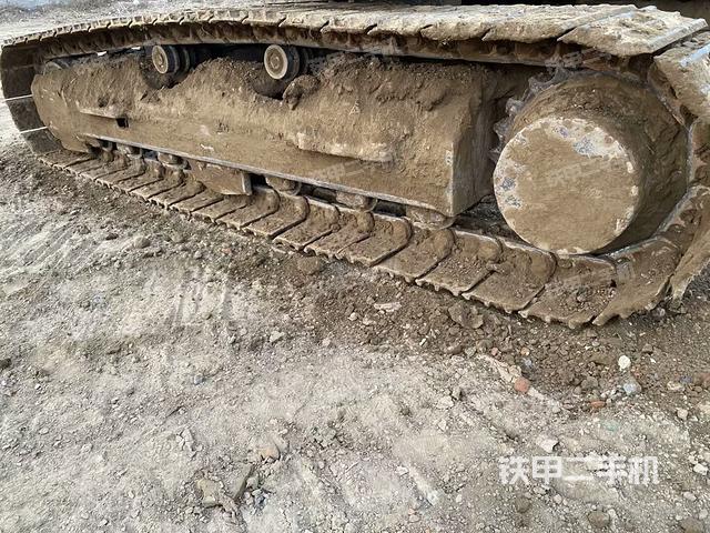 單側(cè)履帶整體(整機(jī)外觀) 單側(cè)履帶整體(整機(jī)外觀)