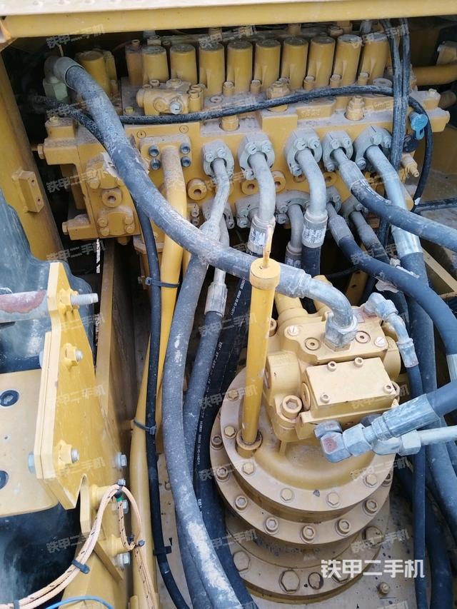 回轉(zhuǎn)馬達和主控閥(整機外觀) 回轉(zhuǎn)馬達和主控閥(整機外觀)