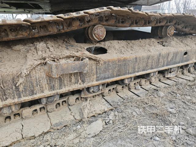 單側(cè)履帶整體(整機(jī)外觀) 單側(cè)履帶整體(整機(jī)外觀)