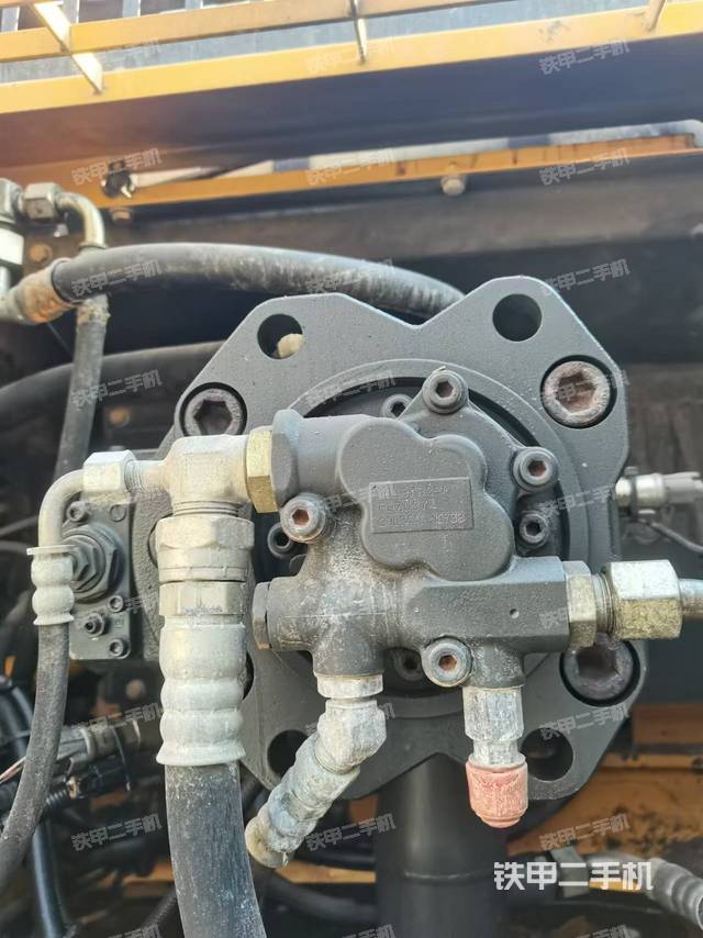 液压泵舱室正面整体（整机外观）