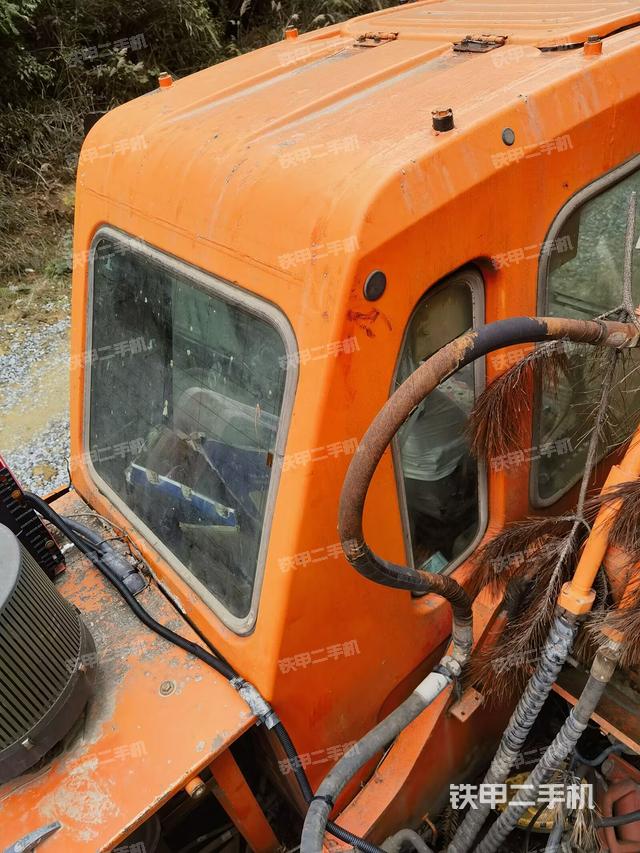 驾驶室顶部（整机外观）