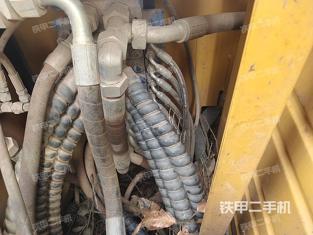 回转马达和主控阀（整机外观）