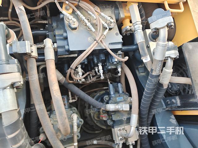 回轉(zhuǎn)馬達(dá)和主控閥（整機(jī)外觀）