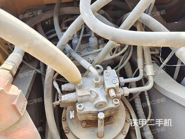 回轉(zhuǎn)馬達(dá)和主控閥(整機(jī)外觀) 回轉(zhuǎn)馬達(dá)和主控閥(整機(jī)外觀)