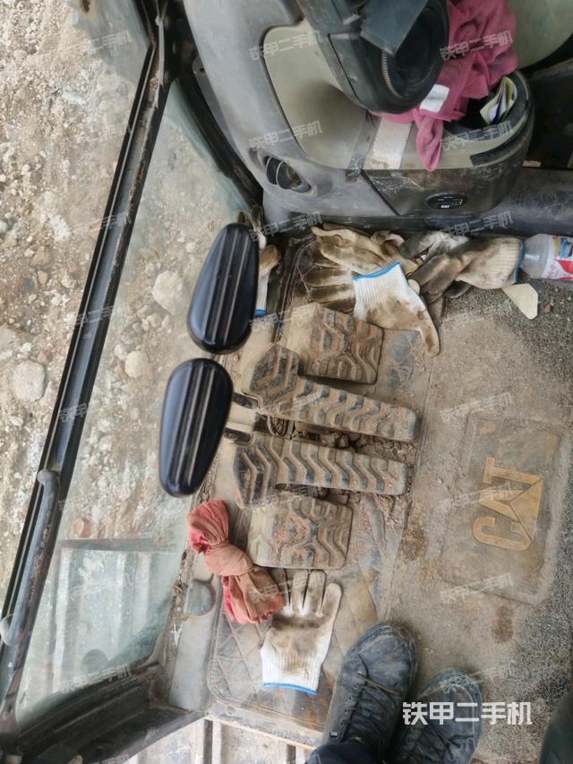 行走控制手柄和踏板?俯拍（駕駛室部分）