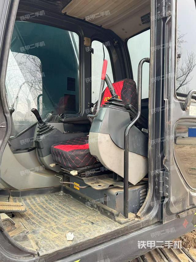 駕駛室整體(整機(jī)外觀) 駕駛室整體(整機(jī)外觀)