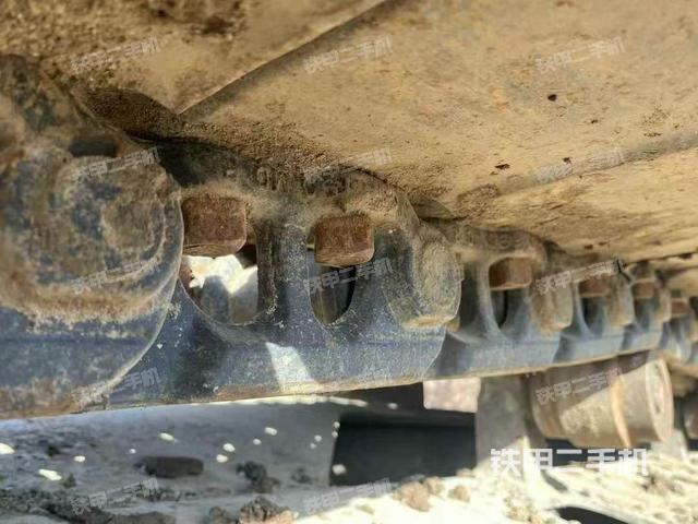 單側(cè)履帶整體(整機(jī)外觀) 單側(cè)履帶整體(整機(jī)外觀)