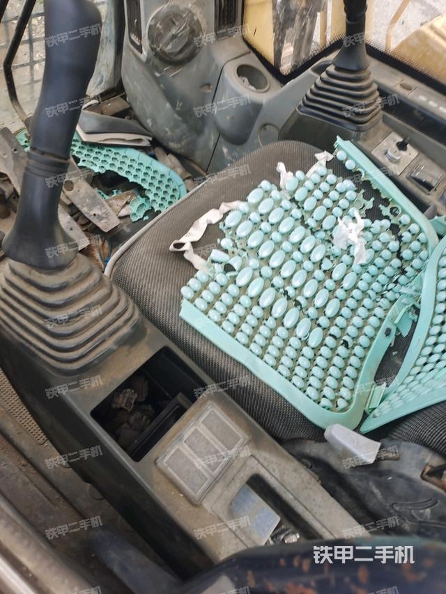 行走控制手柄和踏板?俯拍（駕駛室部分）