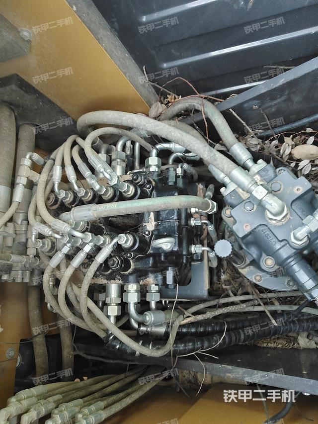 回轉(zhuǎn)馬達(dá)和主控閥（整機(jī)外觀）