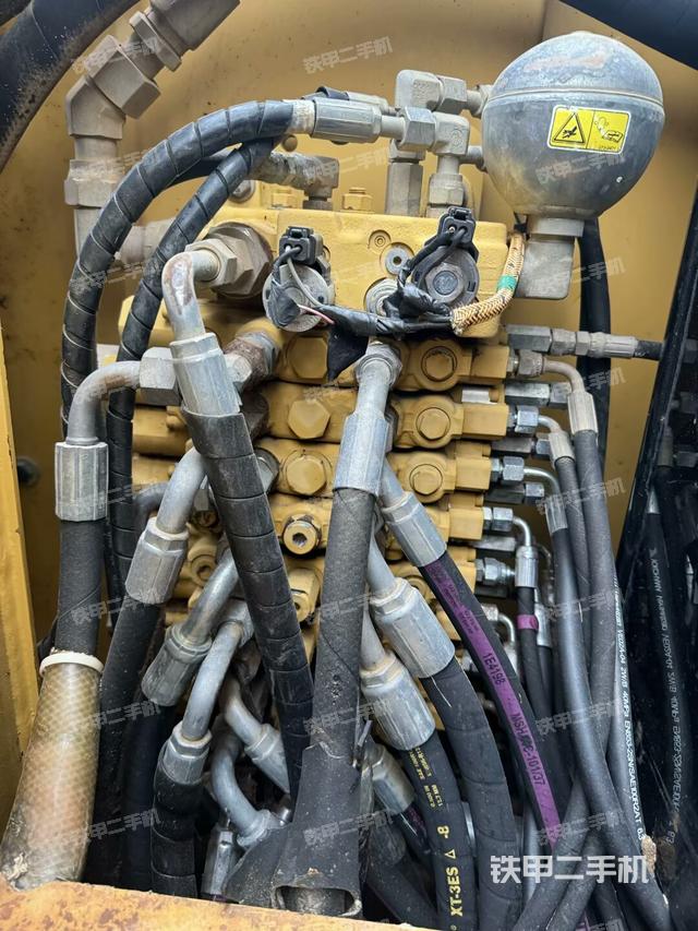 回转马达和主控阀（整机外观）