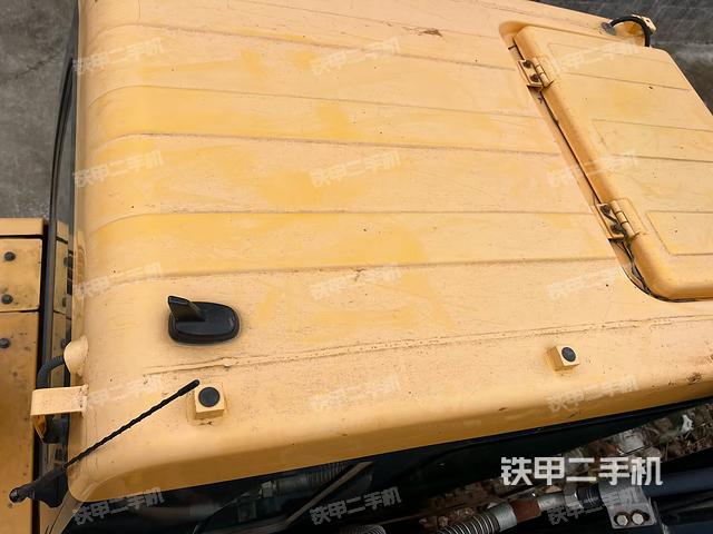 駕駛室頂部(整機(jī)外觀) 駕駛室頂部(整機(jī)外觀)