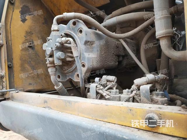 液壓泵艙室正面整體(整機外觀) 液壓泵艙室正面整體(整機外觀)