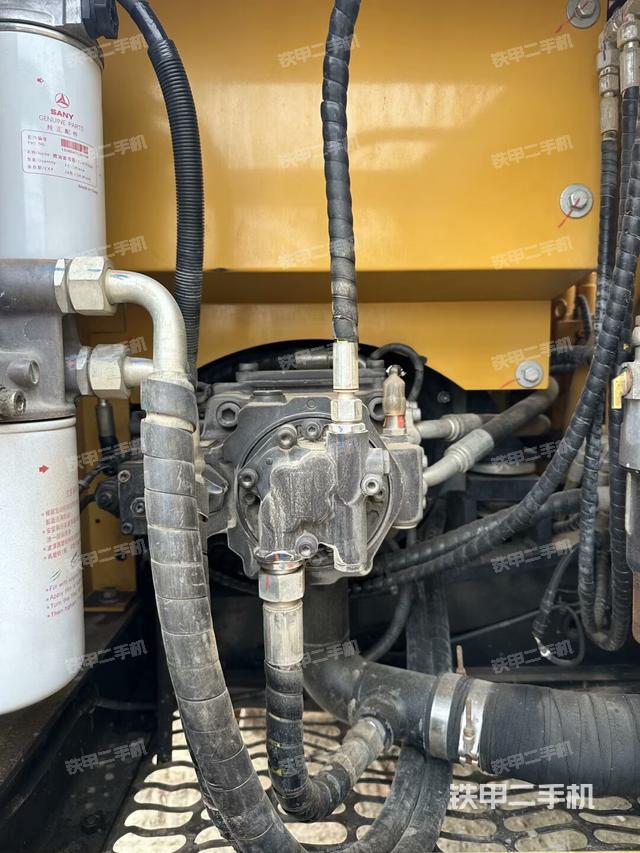 液壓泵艙室正面整體(整機(jī)外觀) 液壓泵艙室正面整體(整機(jī)外觀)