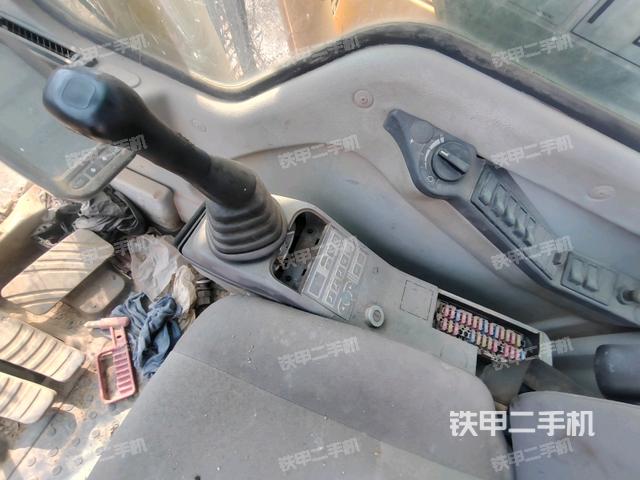 座椅右側(cè)控制臺/鑰匙門/油門/含右手柄(駕駛室部分) 座椅右側(cè)控制臺/鑰匙門/油門/含右手柄(駕駛室部分)