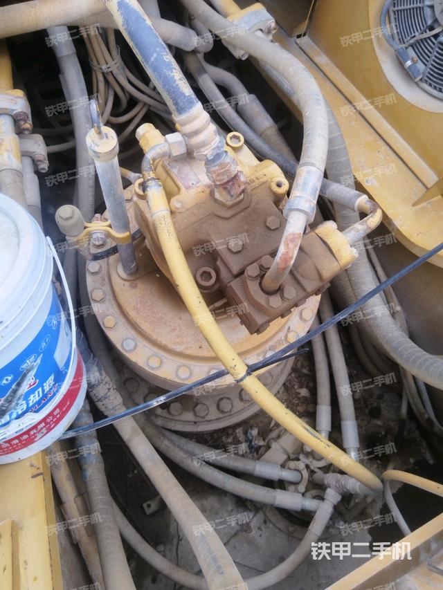 中央回轉(zhuǎn)接頭特寫(xiě)（上車(chē)部件）