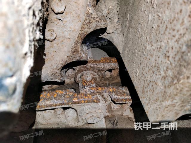 左驅(qū)動輪（行走機構(gòu)）