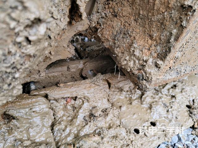 左驅(qū)動輪（行走機構(gòu)）