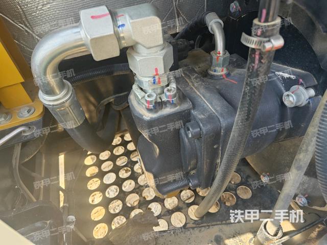 液壓泵艙室正面整體(整機(jī)外觀) 液壓泵艙室正面整體(整機(jī)外觀)