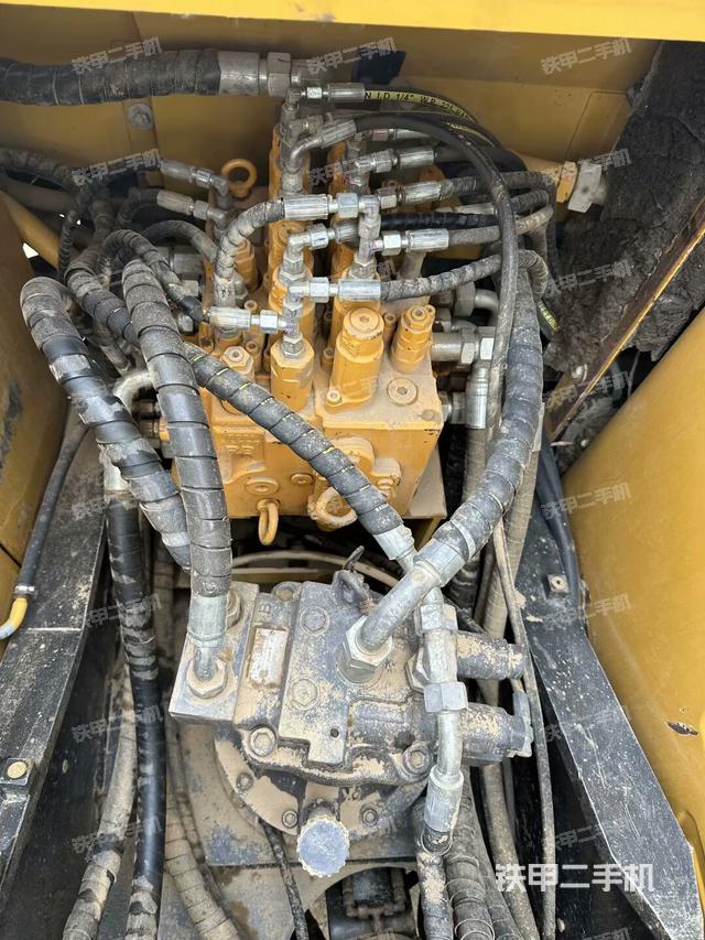 回轉(zhuǎn)馬達(dá)和主控閥(整機(jī)外觀) 回轉(zhuǎn)馬達(dá)和主控閥(整機(jī)外觀)