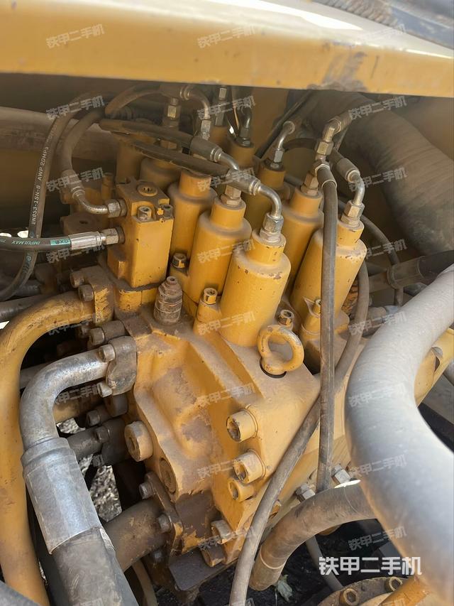 回轉馬達和主控閥(整機外觀) 回轉馬達和主控閥(整機外觀)