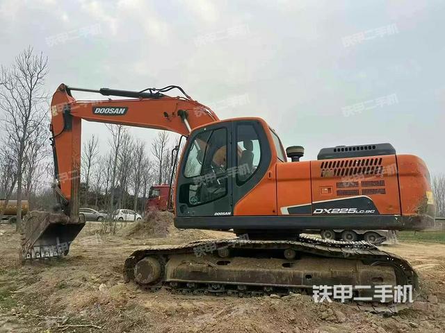 駕駛室頂部(整機(jī)外觀) 駕駛室頂部(整機(jī)外觀)