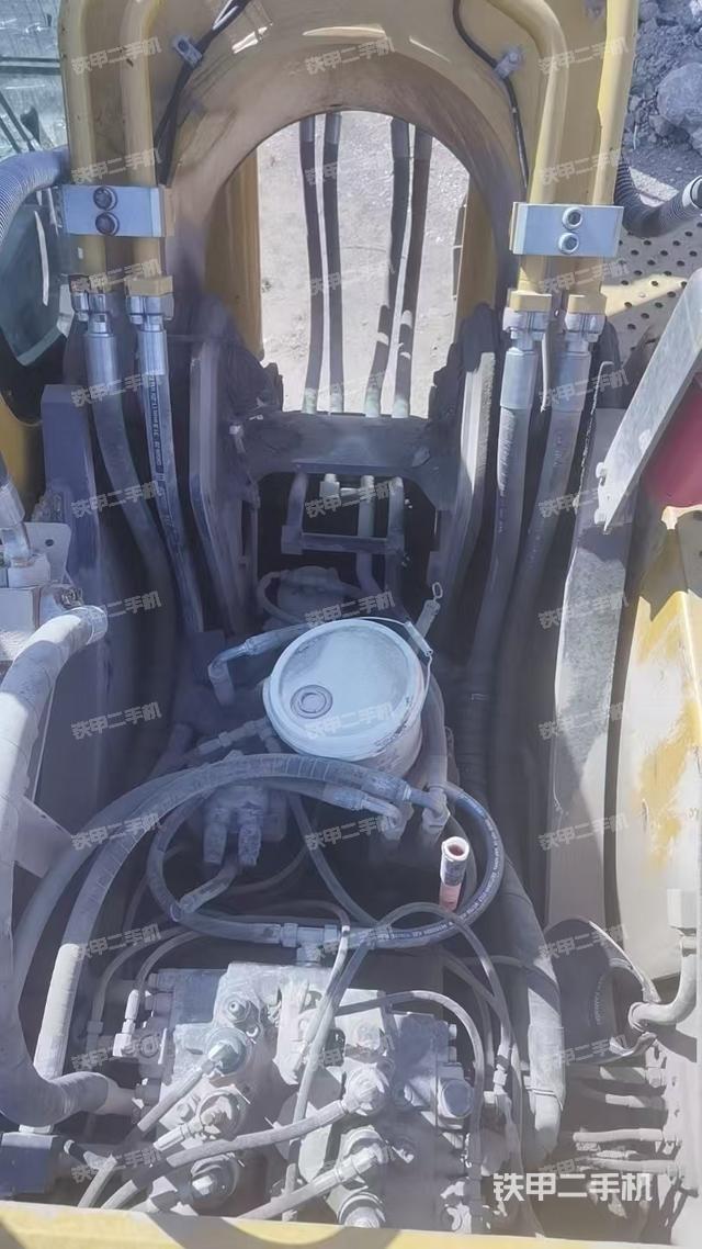 回轉(zhuǎn)馬達(dá)和主控閥（整機(jī)外觀）