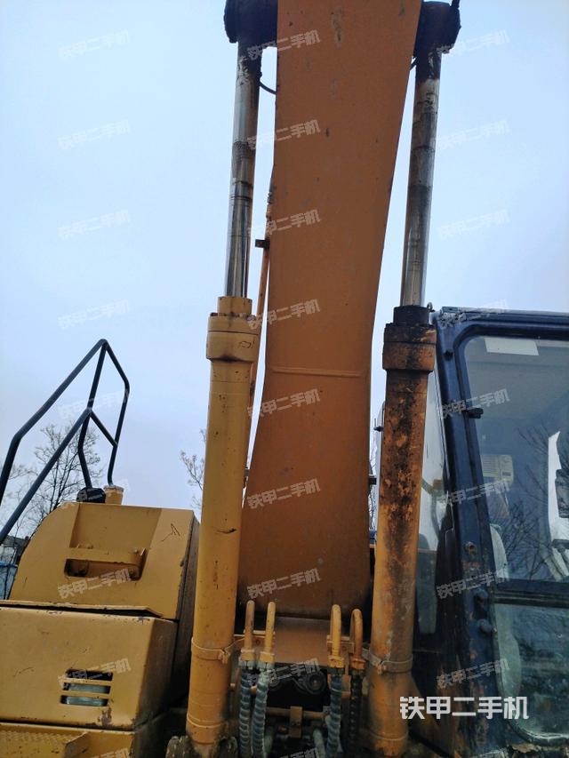 大臂油缸整体 竖拍（工作和回转装置）