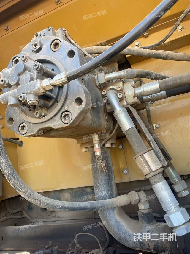 液壓泵艙室正面整體(整機外觀) 液壓泵艙室正面整體(整機外觀)