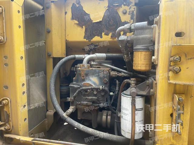 液壓泵艙室正面整體(整機外觀) 液壓泵艙室正面整體(整機外觀)