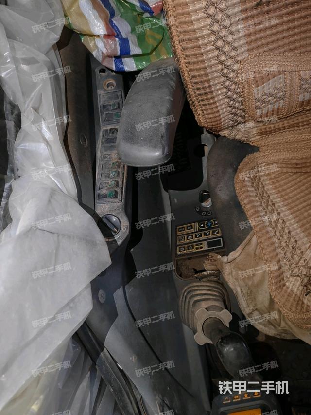 行走控制手柄和踏板?俯拍（駕駛室部分）