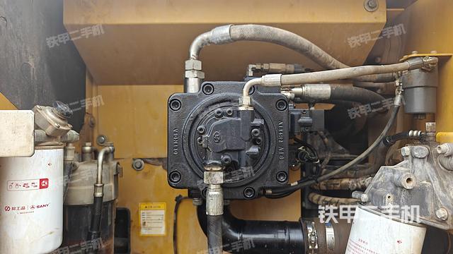 液壓泵艙室正面整體(整機(jī)外觀) 液壓泵艙室正面整體(整機(jī)外觀)