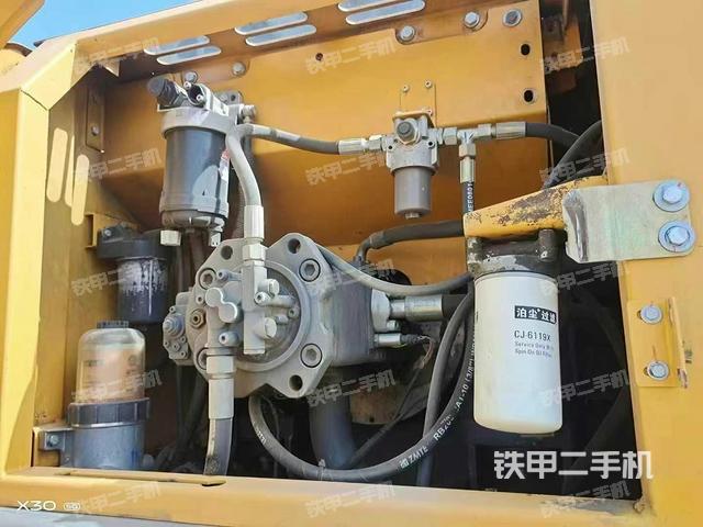 液壓泵艙室正面整體(整機外觀) 液壓泵艙室正面整體(整機外觀)