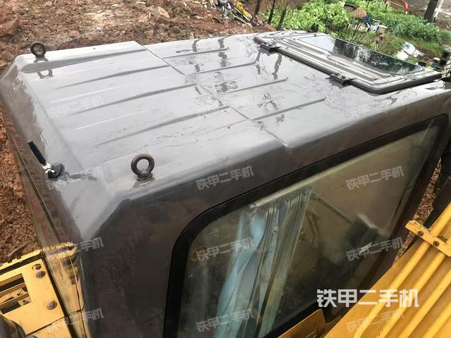 駕駛室頂部(整機(jī)外觀) 駕駛室頂部(整機(jī)外觀)