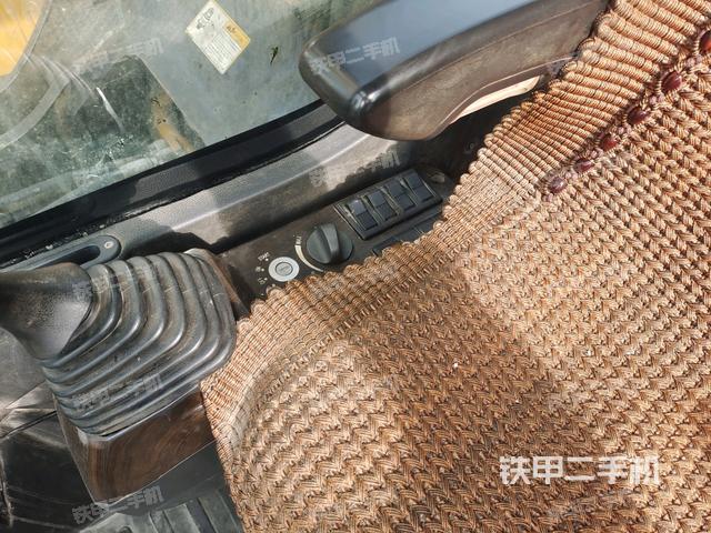 左后方玻璃角標(biāo)（駕駛室部分）