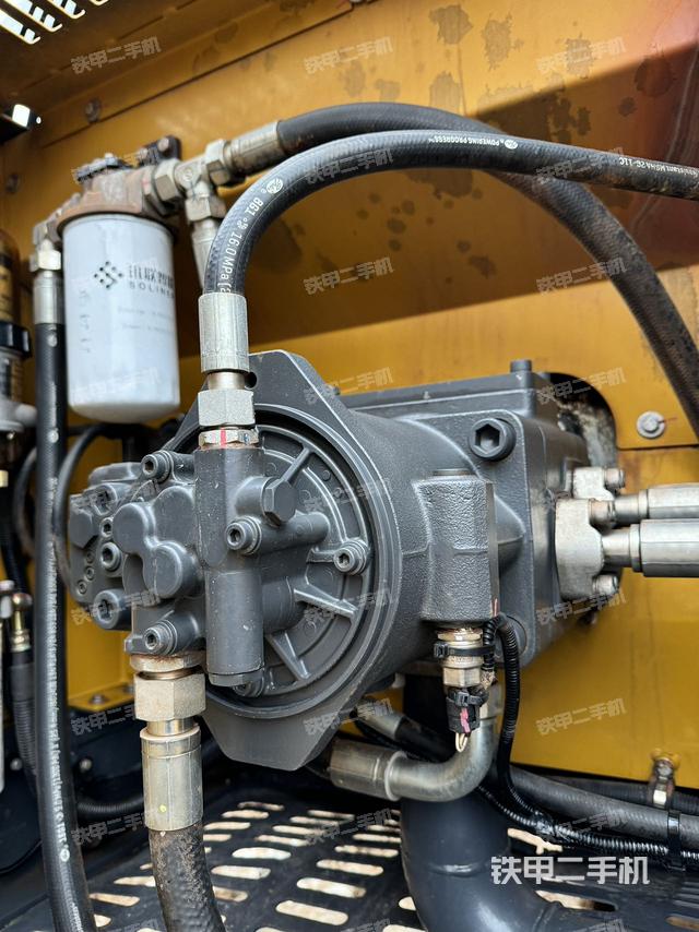 液压泵舱室正面整体（整机外观）