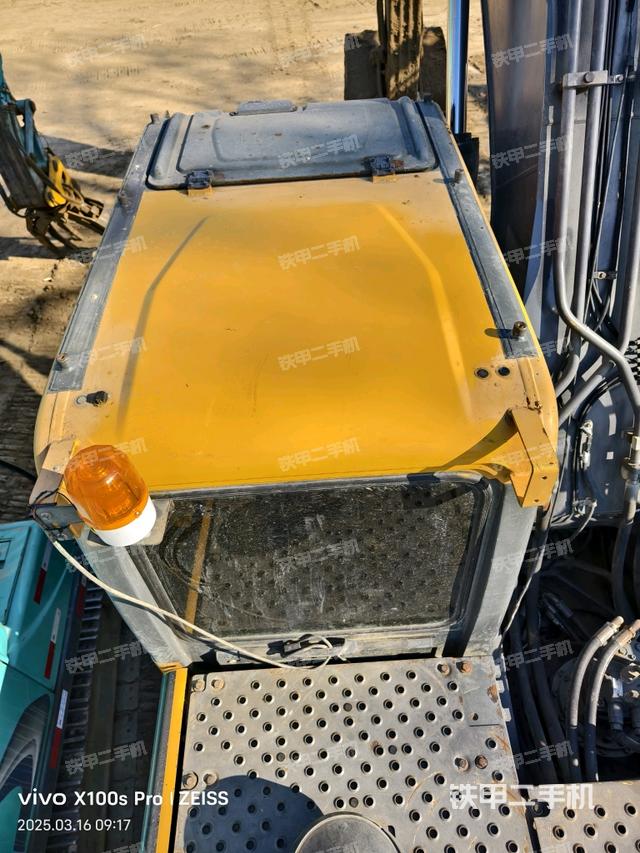 駕駛室頂部(整機(jī)外觀) 駕駛室頂部(整機(jī)外觀)