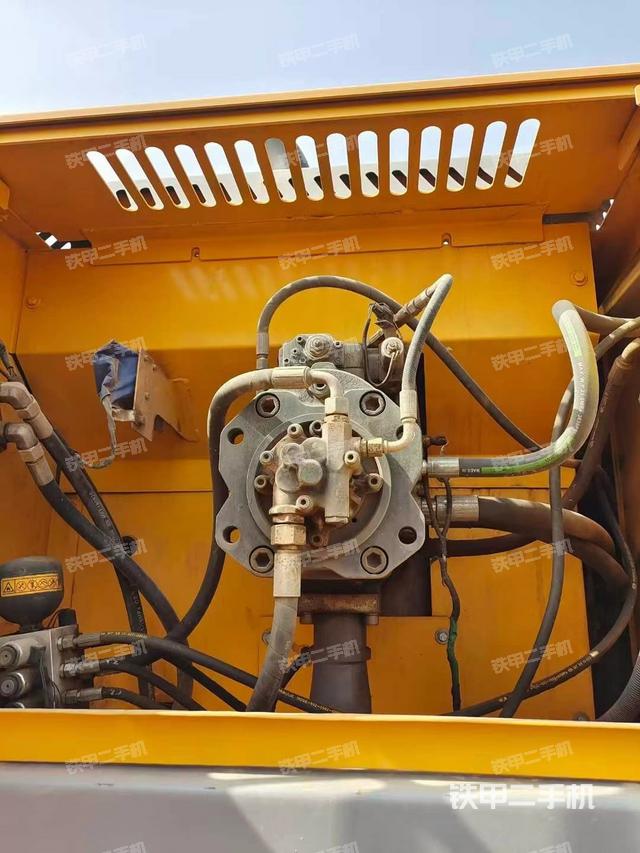 液壓泵艙室正面整體(整機外觀) 液壓泵艙室正面整體(整機外觀)