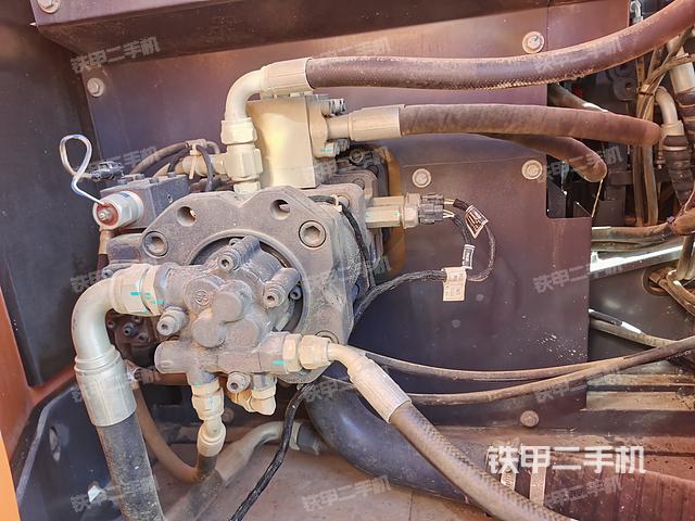 液压泵舱室正面整体（整机外观）