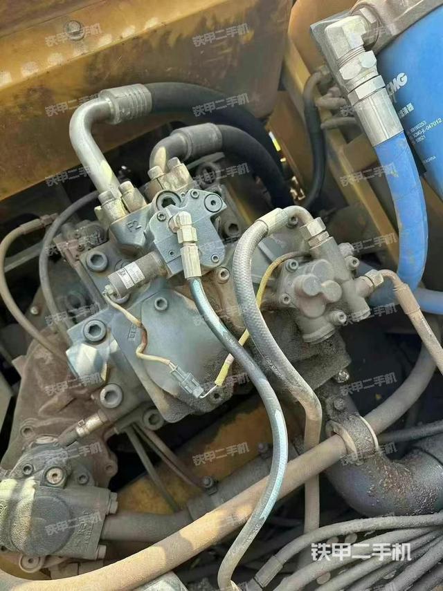 液压泵舱室正面整体（整机外观）