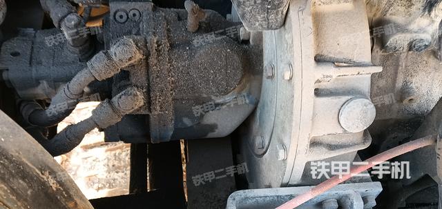 液压泵舱室正面整体（整机外观）