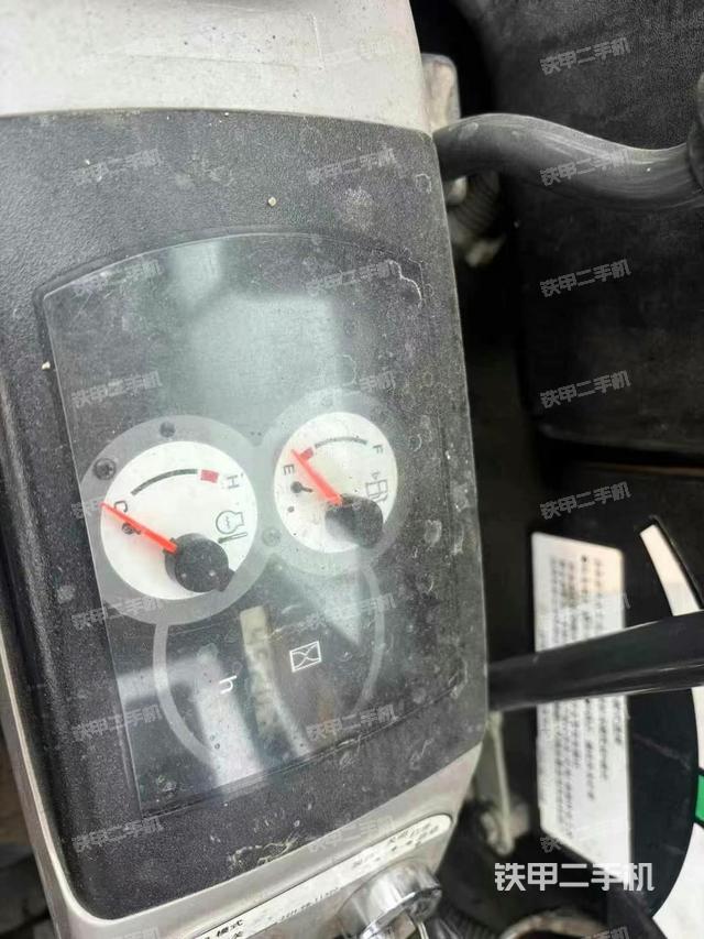 駕駛室整體(整機(jī)外觀) 駕駛室整體(整機(jī)外觀)