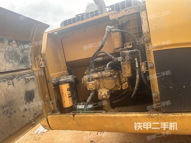 液压泵舱室正面整体（整机外观）