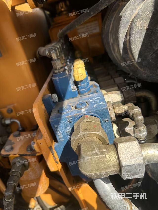 回轉(zhuǎn)馬達(dá)和主控閥(整機(jī)外觀) 回轉(zhuǎn)馬達(dá)和主控閥(整機(jī)外觀)