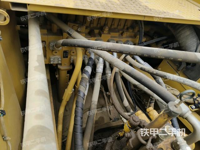 回轉(zhuǎn)馬達(dá)和主控閥(整機(jī)外觀) 回轉(zhuǎn)馬達(dá)和主控閥(整機(jī)外觀)