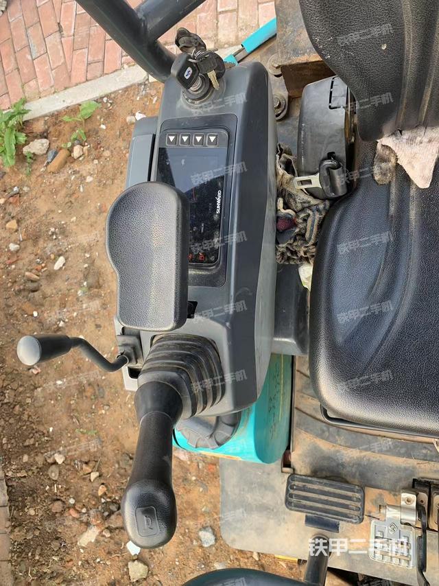 駕駛室頂部（整機外觀）